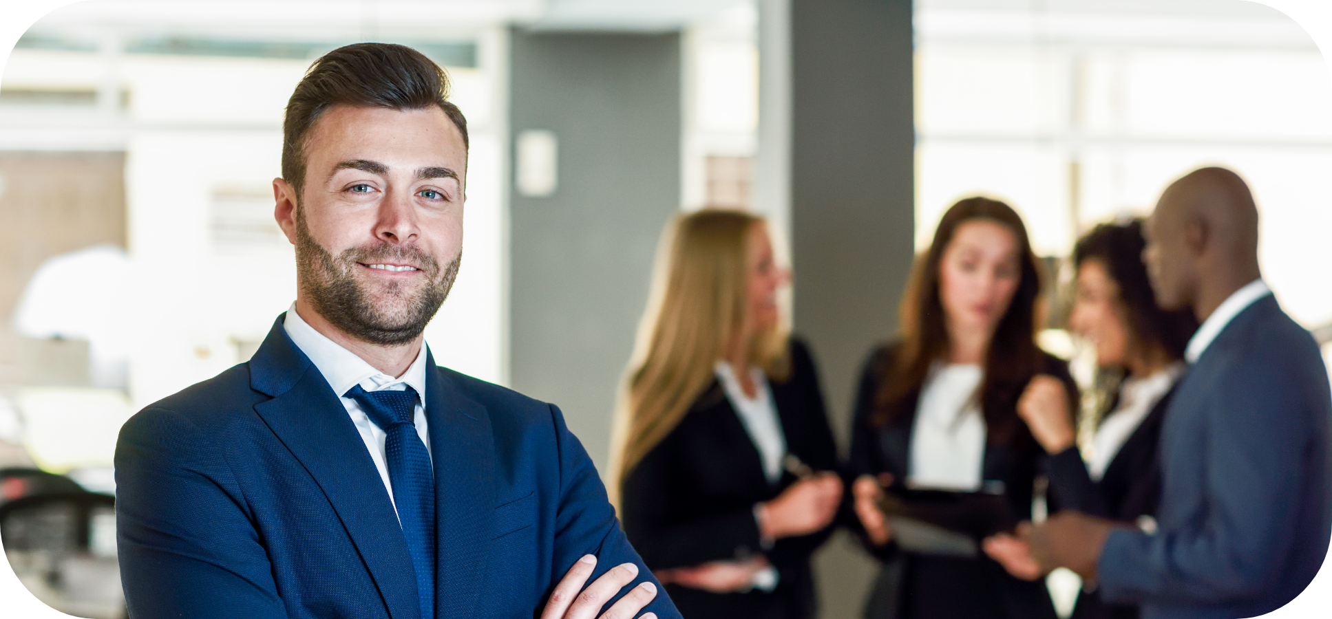 empresario-lider-oficina-moderna-empresarios-trabajo